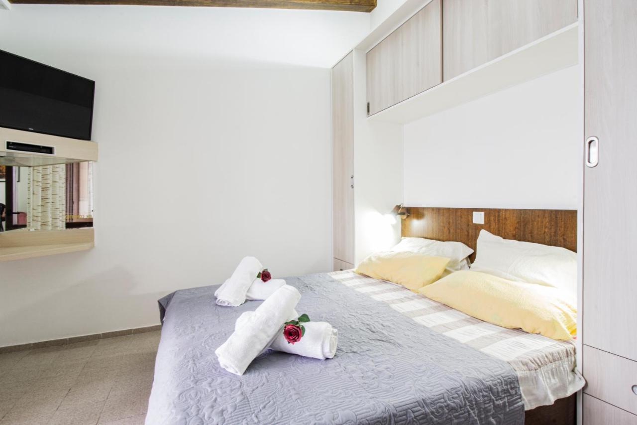 Galapagus Privat Beach & Boat Dock Appartement Metajna Buitenkant foto